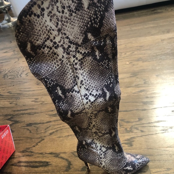 Sexy thigh high Guess Boots! New never worn size 7 guess boots